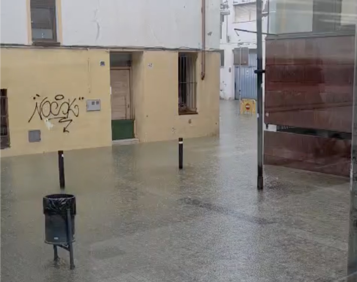 Les fortes pluges deixen incidències viàries, equipaments tancats i entrada d’aigua en alguns comerços
