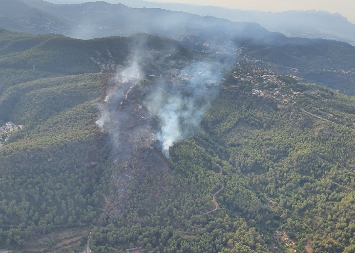 Estabilitzat l’incendi forestal de Cervelló després d’obligar a confinar unes 300 persones